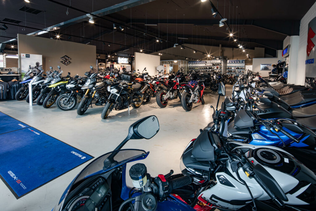 Das Bild zeigt die Ausstellungsfläche von Motorrad Dahlhues aus Warendorf bei Münster. Der Motorradladen bietet Motorrad Zubehör, Motorradbekleidung und Motorräder verschiedener Marken an.
